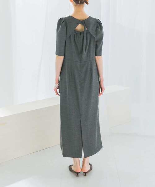 URBAN RESEARCH ROSSO WOMEN(アーバンリサーチ ロッソ)の「バックオープンベルトデザインワンピース(ワンピース・レディース・ネイビー/ライトベージュ・FREE)」の13枚目の写真