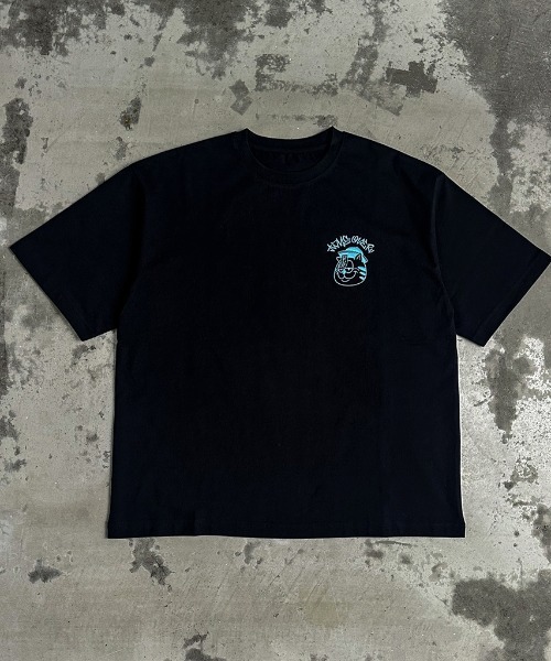 A'gem(エージェム)の「A'GEM/9 × .kom 『A'gem/エージェム』キョンシー刺繍半袖Tシャツ(Tシャツ/カットソー・メンズ・ブラック/ホワイト/ターコイズブルー系/サックスブルー・M/L)」の11枚目の写真