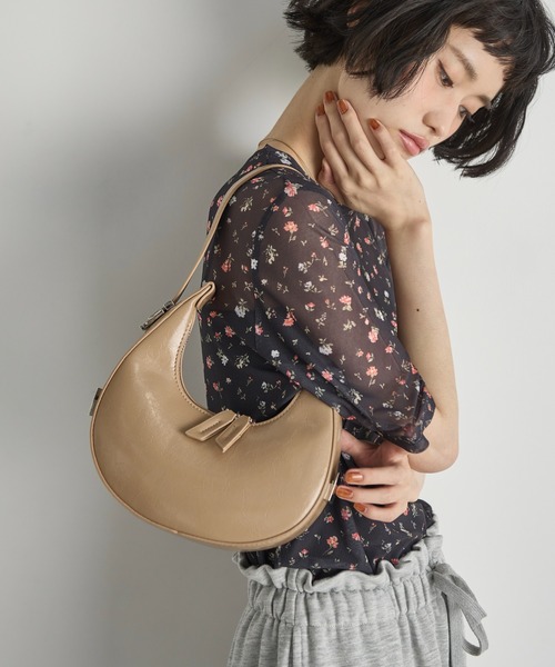 ベージュ サテン ハンドバッグ セール】フェイクパテントレザークレセントムーンバッグ（ハンドバッグ