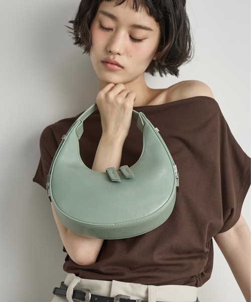 THE YOn（ザヨン）の「フェイクパテントレザークレセントムーンバッグ（ハンドバッグ・レディース・ブラック/ワイン/ベージュ/ミント・FREE）」の3枚目の写真