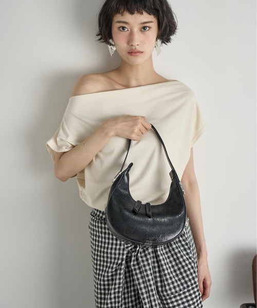 THE YOn（ザヨン）の「フェイクパテントレザークレセントムーンバッグ（ハンドバッグ・レディース・ブラック/ワイン/ベージュ/ミント・FREE）」の19枚目の写真