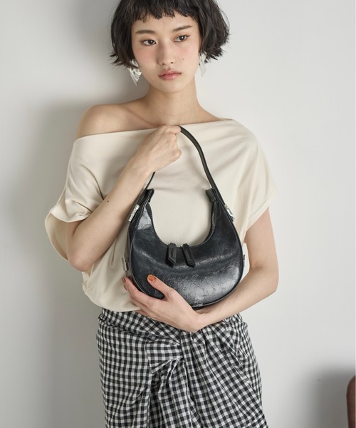 THE YOn（ザヨン）の「フェイクパテントレザークレセントムーンバッグ（ハンドバッグ・レディース・ブラック/ワイン/ベージュ/ミント・FREE）」の18枚目の写真