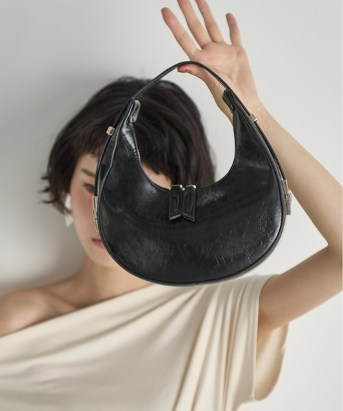 THE YOn（ザヨン）の「フェイクパテントレザークレセントムーンバッグ（ハンドバッグ・レディース・ブラック/ワイン/ベージュ/ミント・FREE）」の8枚目の写真