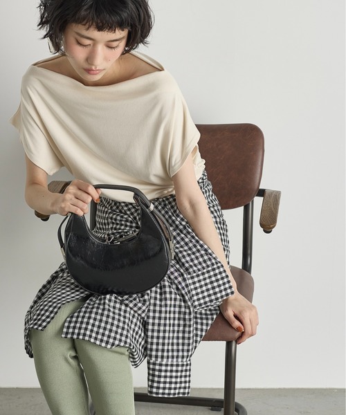 THE YOn（ザヨン）の「フェイクパテントレザークレセントムーンバッグ（ハンドバッグ・レディース・ブラック/ワイン/ベージュ/ミント・FREE）」の11枚目の写真