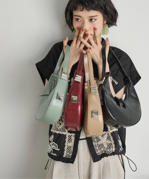 THE YOn（ザヨン）の「フェイクパテントレザークレセントムーンバッグ（ハンドバッグ・レディース・ブラック/ワイン/ベージュ/ミント・FREE）」の7枚目の写真