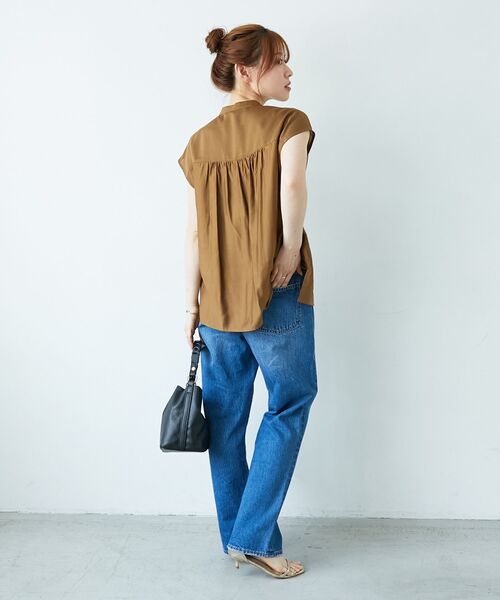 le.coeur blanc（ルクールブラン）の「《手洗い可能》シルキーローンフロントフリルフレンチブラウス（シャツ/ブラウス・レディース・ブラウン/チャコールグレー・38）」の3枚目の写真