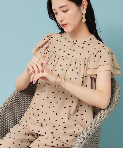 Sunauna(スーナウーナ)の「【袖ラッフル/S~L】ドット柄ブラウス(シャツ/ブラウス・レディース・ブラック系/ベージュ系・36/38/40)」の2枚目の写真