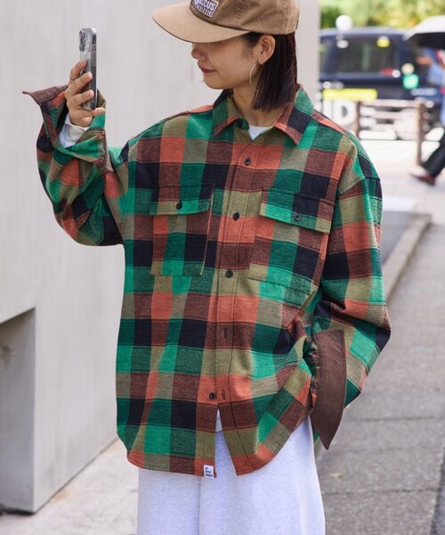 CIAOPANIC TYPY(チャオパニックティピー)の「【コーデュロイ袖切り替え】【ユニセックス】モールチェックシャツジャケット(シャツ/ブラウス・レディース・チャコールグレー/ブラウン/グリーン/サックスブルー/ベージュ・LARGE/MEDIUM)」の6枚目の写真