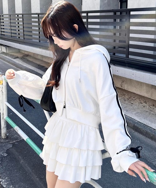 INGNI（イング）の「【WEB限定】袖リボンショートスウェットジップパーカー(セットアップ対応)（パーカー・レディース・ブラック×ホワイト/ホワイト×ブラック/グレー×ホワイト・M）」の2枚目の写真