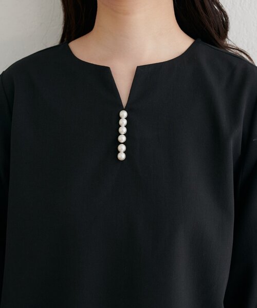 natural couture(ナチュラルクチュール)の「【WEB限定】パール付きスキッパーブラウス(シャツ/ブラウス・レディース・オレンジ/グレイッシュベージュ/ピンク系その他/サックスブルー/ブラック・FREE)」の7枚目の写真