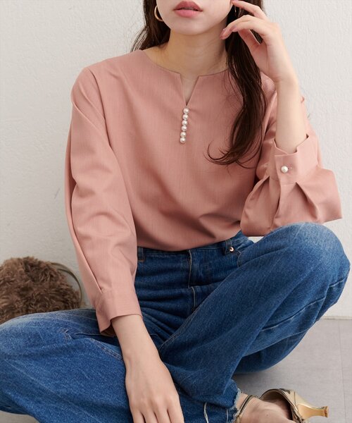 natural couture(ナチュラルクチュール)の「【WEB限定】パール付きスキッパーブラウス(シャツ/ブラウス・レディース・オレンジ/グレイッシュベージュ/ピンク系その他/サックスブルー/ブラック・FREE)」の13枚目の写真