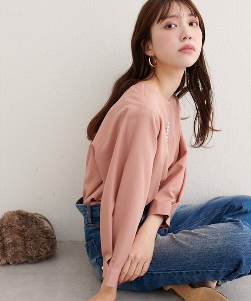 natural couture(ナチュラルクチュール)の「【WEB限定】パール付きスキッパーブラウス(シャツ/ブラウス・レディース・オレンジ/グレイッシュベージュ/ピンク系その他/サックスブルー/ブラック・FREE)」の17枚目の写真