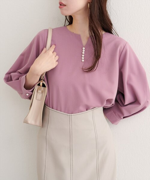 natural couture(ナチュラルクチュール)の「【WEB限定】パール付きスキッパーブラウス(シャツ/ブラウス・レディース・オレンジ/グレイッシュベージュ/ピンク系その他/サックスブルー/ブラック・FREE)」の4枚目の写真