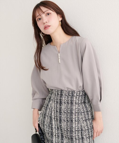 natural couture(ナチュラルクチュール)の「【WEB限定】パール付きスキッパーブラウス(シャツ/ブラウス・レディース・オレンジ/グレイッシュベージュ/ピンク系その他/サックスブルー/ブラック・FREE)」の2枚目の写真