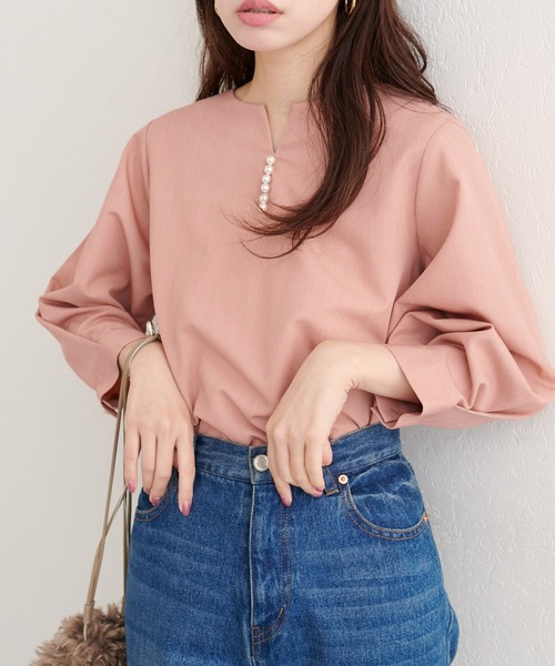 natural couture(ナチュラルクチュール)の「【WEB限定】パール付きスキッパーブラウス(シャツ/ブラウス・レディース・オレンジ/グレイッシュベージュ/ピンク系その他/サックスブルー/ブラック・FREE)」の5枚目の写真