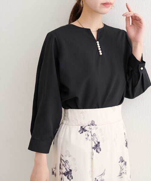 natural couture(ナチュラルクチュール)の「【WEB限定】パール付きスキッパーブラウス(シャツ/ブラウス・レディース・オレンジ/グレイッシュベージュ/ピンク系その他/サックスブルー/ブラック・FREE)」の1枚目の写真