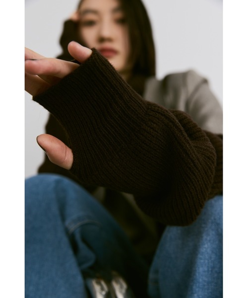 un/neu(アンノイ)の「ルーズニットアームウォーマー / リブニットアームカバー(アームカバー・レディース・ブラウン/レッド/アイボリー/グレー/ブルー・FREE)」の17枚目の写真