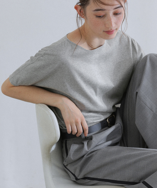 La TOTALITE(ラトータリテ)の「《WEB限定》【洗える】汗染み防止カーブヘムカットソー(Tシャツ/カットソー・レディース・ブラック/ボルドー/チャコールグレー・FREE)」の3枚目の写真