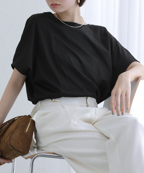 La TOTALITE(ラトータリテ)の「《WEB限定》【洗える】汗染み防止カーブヘムカットソー(Tシャツ/カットソー・レディース・ブラック/ボルドー/チャコールグレー・FREE)」の2枚目の写真