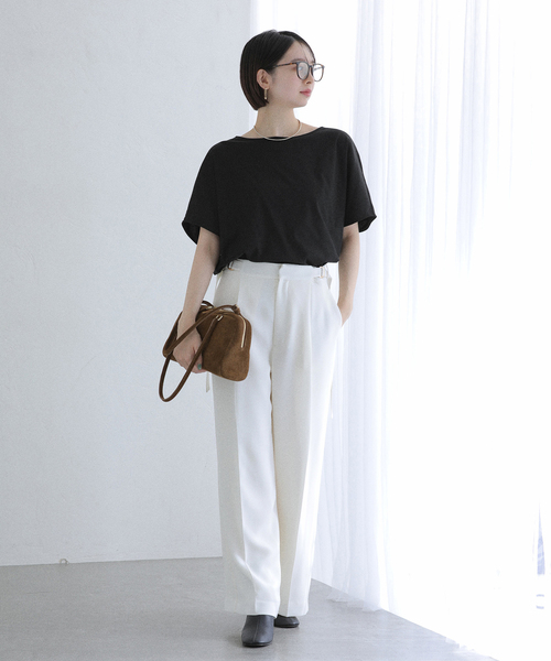 La TOTALITE(ラトータリテ)の「《WEB限定》【洗える】汗染み防止カーブヘムカットソー(Tシャツ/カットソー・レディース・ブラック/ボルドー/チャコールグレー・FREE)」の4枚目の写真