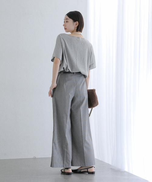 La TOTALITE(ラトータリテ)の「《WEB限定》【洗える】汗染み防止カーブヘムカットソー(Tシャツ/カットソー・レディース・ブラック/ボルドー/チャコールグレー・FREE)」の13枚目の写真