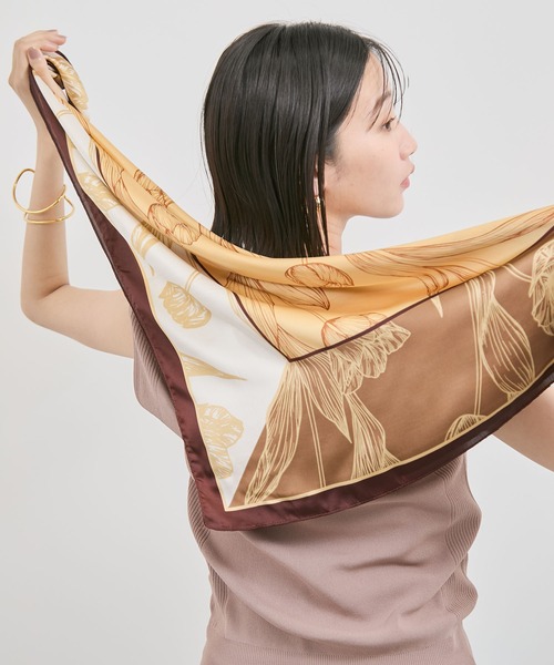 VIS(ビス)の「チューリップ柄スカーフ90×90cm(バンダナ/スカーフ・レディース・ブラウン系その他3/ブルー系その他6・FREE)」の5枚目の写真