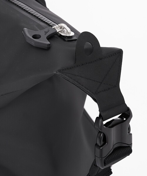 AIGLE（エーグル）の「防水 トラベルドライ ダッフルバッグ 75L（ボストンバッグ・レディース・ブラック/モスグリーン・FREE）」の4枚目の写真