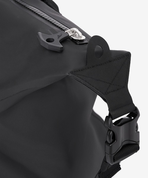 AIGLE（エーグル）の「防水 トラベルドライ ダッフルバッグ 75L（ボストンバッグ・レディース・ブラック/モスグリーン・FREE）」の16枚目の写真