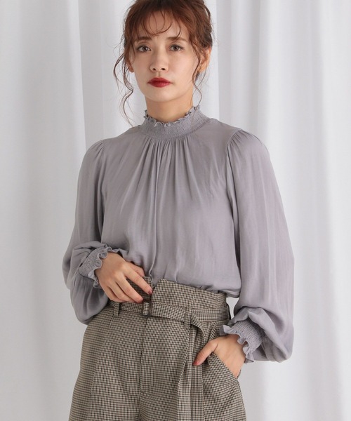 mysty woman（ミスティウーマン）の「シャーリングギャザーブラウス 581481（シャツ/ブラウス・レディース・ブラック/アイボリー/グレイッシュブルー・FREE）」の3枚目の写真