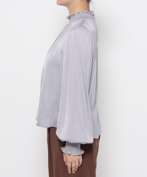 mysty woman（ミスティウーマン）の「シャーリングギャザーブラウス 581481（シャツ/ブラウス・レディース・ブラック/アイボリー/グレイッシュブルー・FREE）」の8枚目の写真