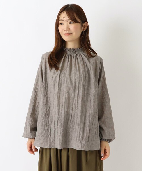 one'sterrace(ワンズテラス)の「リップル シャーリングブラウス(シャツ/ブラウス・レディース・ブルー系その他7/ブラック系8/グレー系4/アイボリー系8・02)」の3枚目の写真
