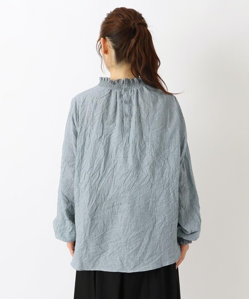 one'sterrace(ワンズテラス)の「リップル シャーリングブラウス(シャツ/ブラウス・レディース・ブルー系その他7/ブラック系8/グレー系4/アイボリー系8・02)」の7枚目の写真