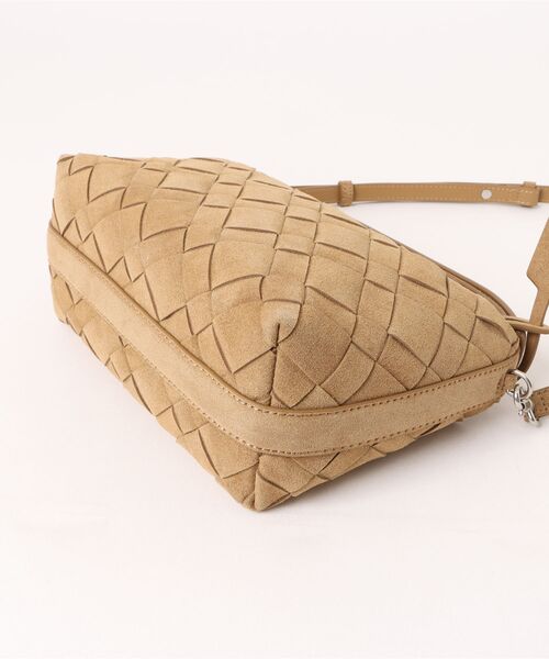 CHARLES & KEITH(チャールズ & キース)の「Ivette イヴェット スエードウーブンショルダーバッグ(ショルダーバッグ・レディース・サンドベージュ/ピンク・S)」の21枚目の写真