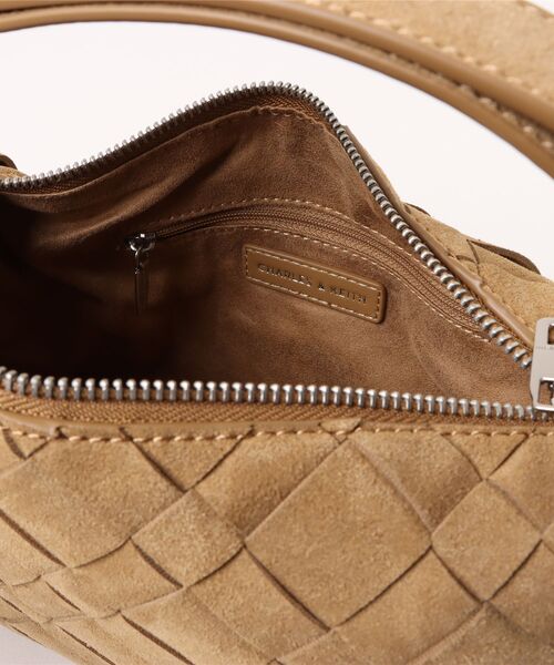 CHARLES & KEITH(チャールズ & キース)の「Ivette イヴェット スエードウーブンショルダーバッグ(ショルダーバッグ・レディース・サンドベージュ/ピンク・S)」の10枚目の写真