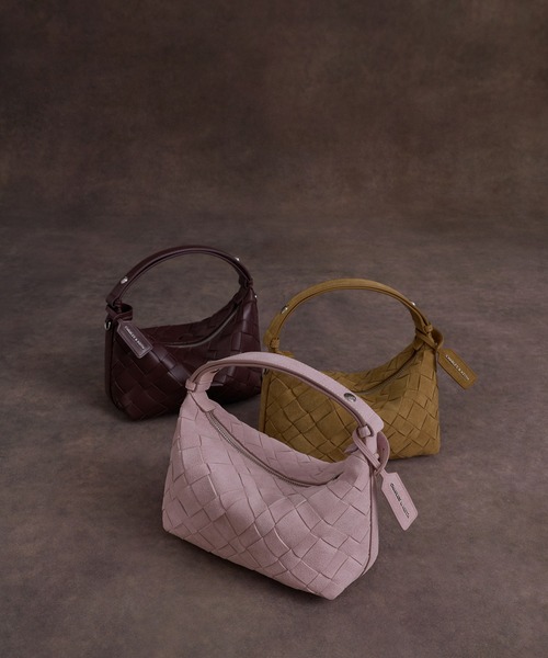 CHARLES & KEITH(チャールズ & キース)の「Ivette イヴェット スエードウーブンショルダーバッグ(ショルダーバッグ・レディース・サンドベージュ/ピンク・S)」の8枚目の写真