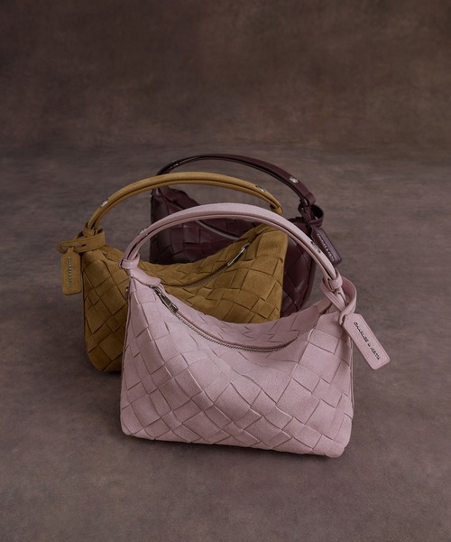 CHARLES & KEITH(チャールズ & キース)の「Ivette イヴェット スエードウーブンショルダーバッグ(ショルダーバッグ・レディース・サンドベージュ/ピンク・S)」の3枚目の写真