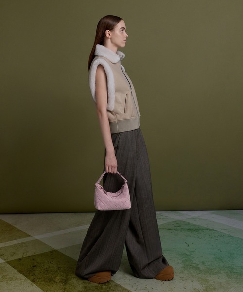 CHARLES & KEITH(チャールズ & キース)の「Ivette イヴェット スエードウーブンショルダーバッグ(ショルダーバッグ・レディース・サンドベージュ/ピンク・S)」の13枚目の写真
