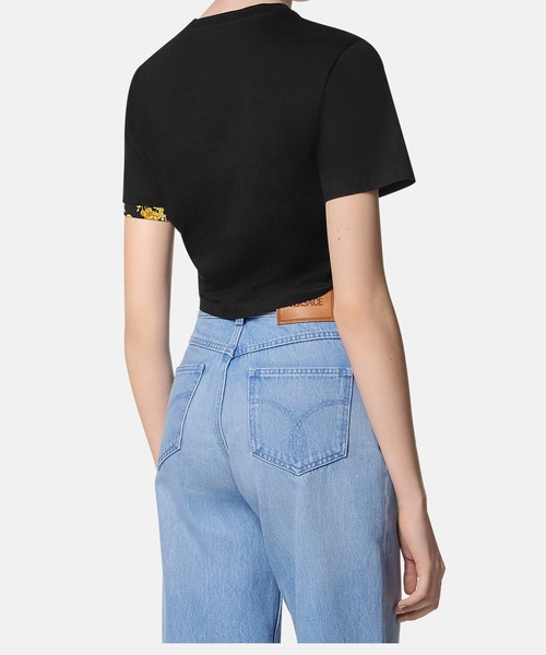 VERSACE（ヴェルサーチ）の「クロップ Tシャツ バロッコ セーフティー ピン（Tシャツ/カットソー・レディース・ブラック・42/40/36/38）」の2枚目の写真