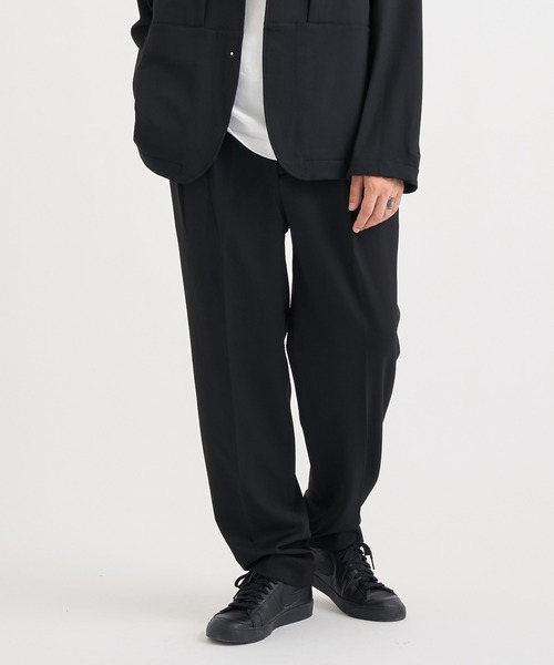 WHITE MOUNTAINEERING(ホワイトマウンテニアリング)の「【White Mountaineering / ホワイトマウンテニアリング】2 TUCK PANTS(スラックス・メンズ・ブラック/ダークグレー・2/1/0)」の2枚目の写真