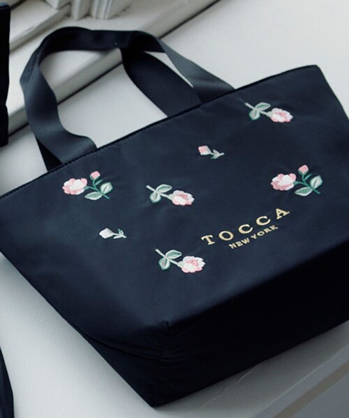 TOCCA(トッカ)の「BOUQUET DE REVE COOLERBAG クーラーバッグ(トートバッグ・レディース・ベージュ系/ネイビー系/ブラック系・F)」の1枚目の写真