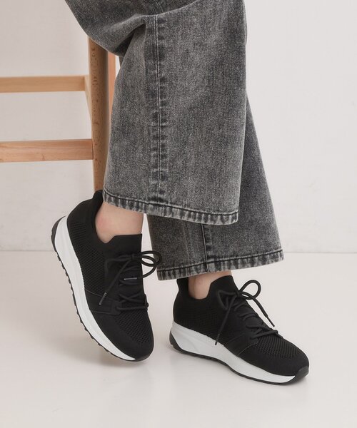 SHOO・LA・RUE（シューラルー）の「【片手で履ける】洗えるニットスニーカー（スニーカー・レディース・ブラック/チャコールグレー/ダークブラウン・45/35）」の4枚目の写真