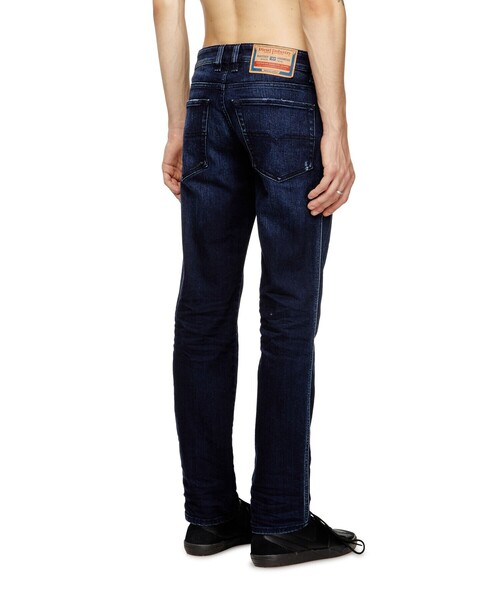 DIESEL(ディーゼル)の「メンズ デニムパンツ SLIM 1993 D-VYL L.30(デニムパンツ・メンズ・ダークインディゴブルー・26inch/28inch/30inch/32inch/36inch/34inch)」の2枚目の写真