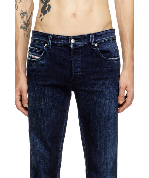 DIESEL(ディーゼル)の「メンズ デニムパンツ SLIM 1993 D-VYL L.30(デニムパンツ・メンズ・ダークインディゴブルー・26inch/28inch/30inch/32inch/36inch/34inch)」の3枚目の写真