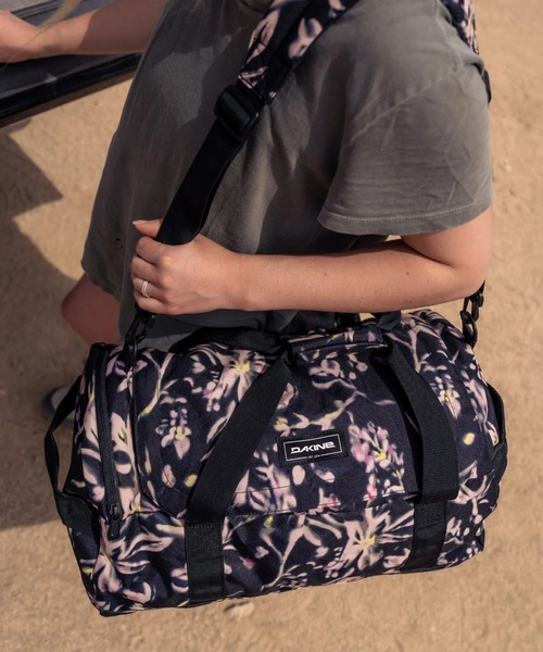 DAKINE(ダカイン)の「【直営店限定】DAKINE EQ DUFFLE ショルダーバッグ 35L【2025年秋冬モデル】/ダカインロゴワンポイントパッカブルダッフルバック(ボストンバッグ・メンズ・ブラック系その他/ブルー系その他・FREE)」の2枚目の写真