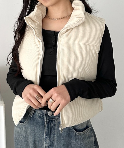 CLEA（クレア）の「スタンドカラーコーデュロイ中綿ベスト（ダウンベスト・レディース・ベージュ/ブラウン/ブラック/アイボリー・FREE）」の5枚目の写真