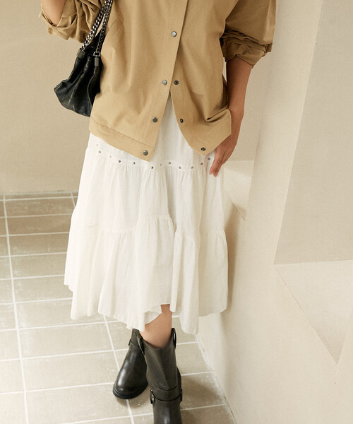 PUBLUX（パブリュクス）の「PUBLUX/パブリュクス スタッズ付き アシンメトリー ティアードスカート　限定展開（スカート・レディース・オフホワイト/ブラック・ﾌﾘ-）」の3枚目の写真