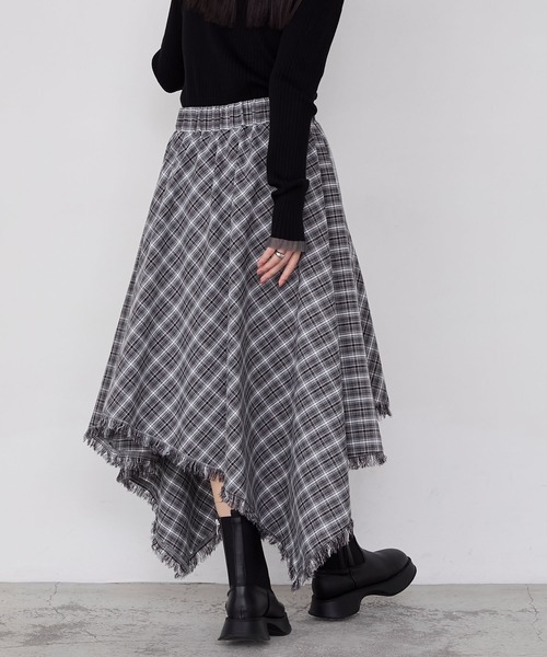 forksy.（フォルクシー）の「【forksy.】アシンメトリーバイアスチェックフリンジスカート（スカート・レディース・ブラック系/ブラウン系/グレー系・FREE）」の18枚目の写真