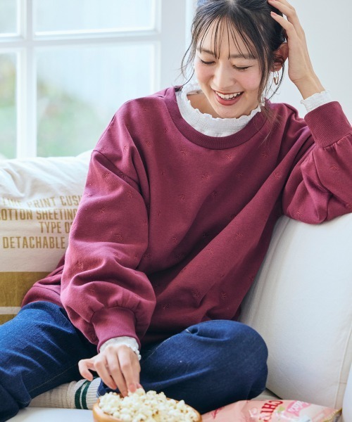 SMILE LAND(スマイルランド)の「<大きいサイズ>柔らか裏起毛リボン柄刺しゅうゆるシルエットトレーナー(スウェット・レディース・アイボリー/チャコール/ネイビー/ワインレッド・L/LL/3L/4L/5L)」の12枚目の写真