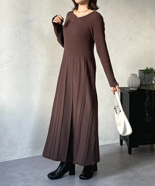 Thevon(ゼボン)の「ドレープネックリブ切替ニットワンピース(ワンピース・レディース・チャコールグレー/グレイッシュベージュ/ブラック/ブラウン・FREE)」の3枚目の写真