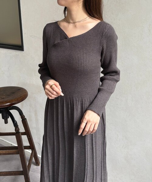 Thevon(ゼボン)の「ドレープネックリブ切替ニットワンピース(ワンピース・レディース・チャコールグレー/グレイッシュベージュ/ブラック/ブラウン・FREE)」の11枚目の写真